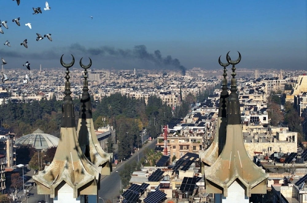 Columnas de humo se observan sobre la ciudad de Alepo desde que las fuerzas terroristas entraron en esa localidad al norte de Siria.