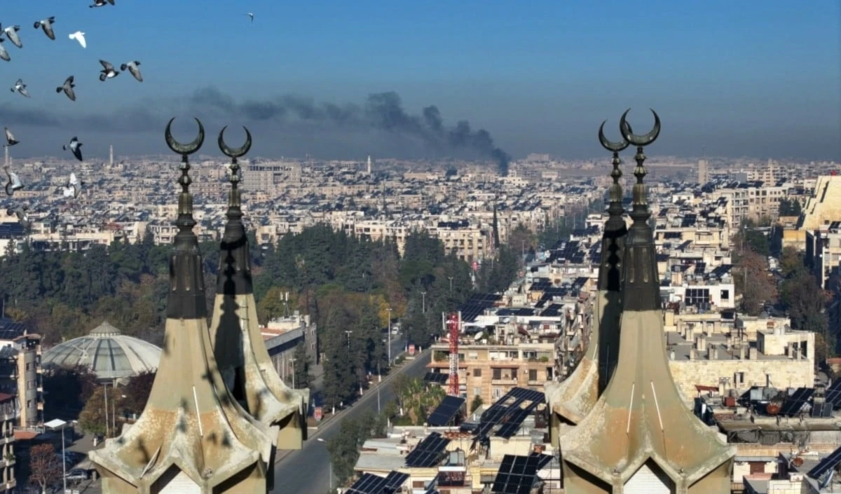 Columnas de humo se observan sobre la ciudad de Alepo desde que las fuerzas terroristas entraron en esa localidad al norte de Siria. Columnas de humo se observan sobre la ciudad de Alepo desde que las fuerzas terroristas entraron en esa localidad al norte de Siria.