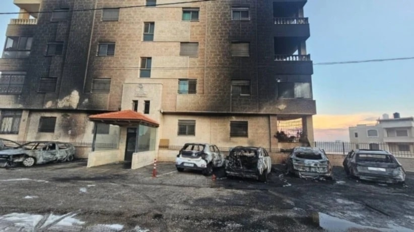 Colonos israelíes incendian edificios y queman vehículos en la localidad cisjordana de Al-Bireh.