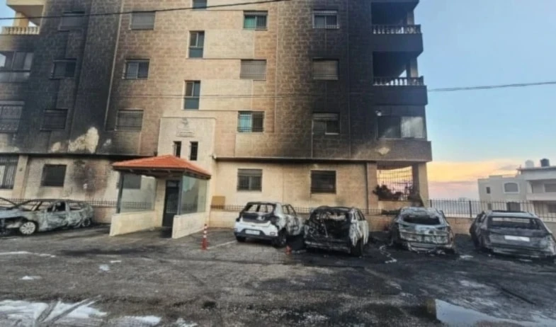Colonos israelíes incendian edificios y queman vehículos en la localidad cisjordana de Al-Bireh.