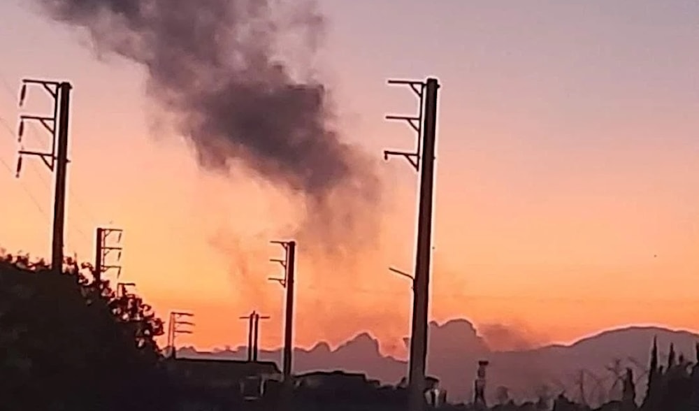 Humo elevado desde el lugar de una agresión israelí en las proximidades de la zona de  Sayyida Zeinab en Damasco