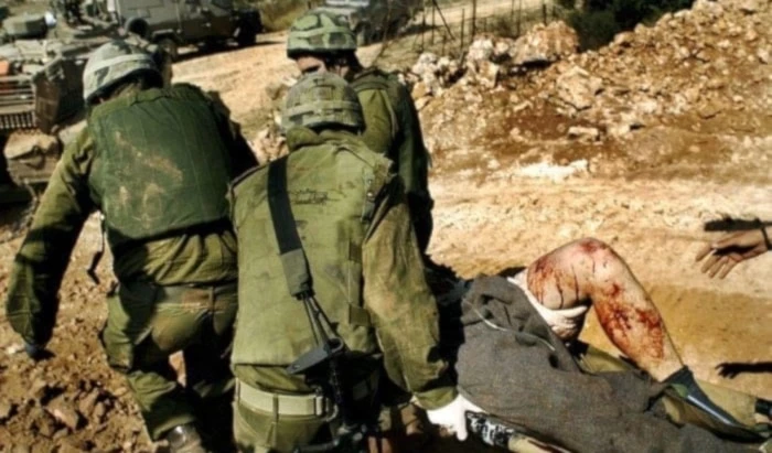 Soldados israelíes evacúan heridos del campo de batalla.