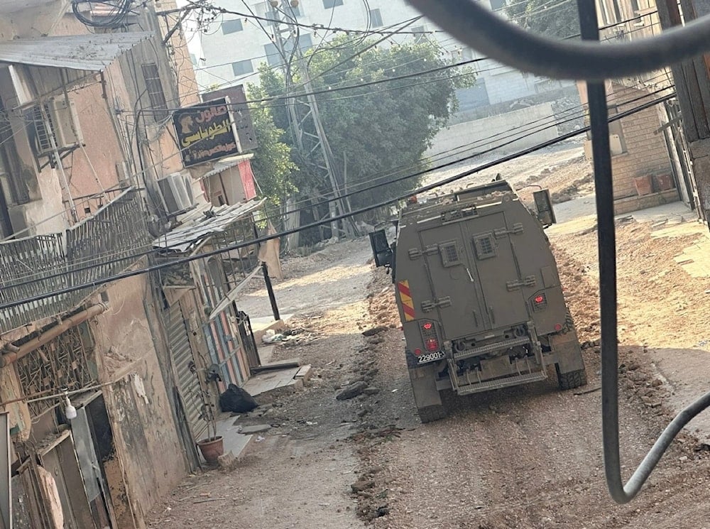 Blindado israelí avanza por las calles de la ciudad de Yenín.