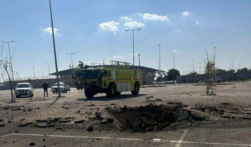 Efectos de los misiles de Hibullah en las inmediaciones del aeropuerto de Ben Gurion, en "Tel Aviv".