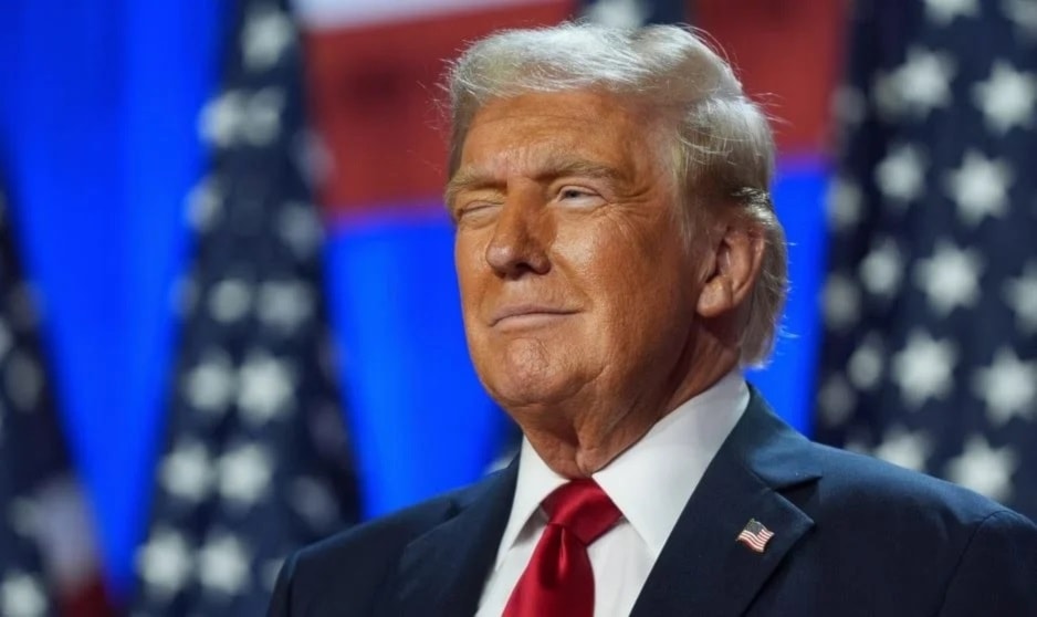 Donald Trump hace un guiño a la multitud en una fiesta la noche electoral en Florida. 6 de noviembre de 2024 (Foto: Associated Press)