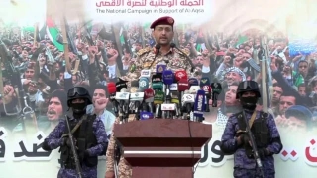 Portavoz de las Fuerzas Armadas de Yemen, general de brigada Yahya Sari, en una declaración durante la manifestación masiva en la plaza Sabaeen. 8 de noviembre de 2024