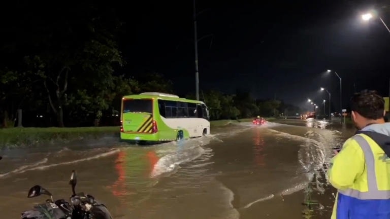 Lluvias e inundaciones dejaron atrapadas a personas en Colombia