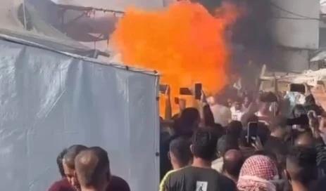 Bombardeo israelí tuvo como objetivo las tiendas de campaña de personas desplazadas y periodistas dentro de los muros del Hospital de los Mártires de Al-Aqsa. 9 de noviembre de 2024 (Foto: Redes sociales) Bombardeo israelí tuvo como objetivo las tiendas de campaña de personas desplazadas y periodistas dentro de los muros del Hospital de los Mártires de Al-Aqsa. 9 de noviembre de 2024 (Foto: Redes sociales)