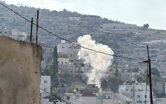 Columnas de humo en el lugar del ataque del dron israelí contra un vehículo en marcha en la ciudad de Yenín.