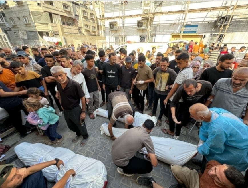 Palestinos recogen cadáveres tras ataque israelí al norte de Gaza.