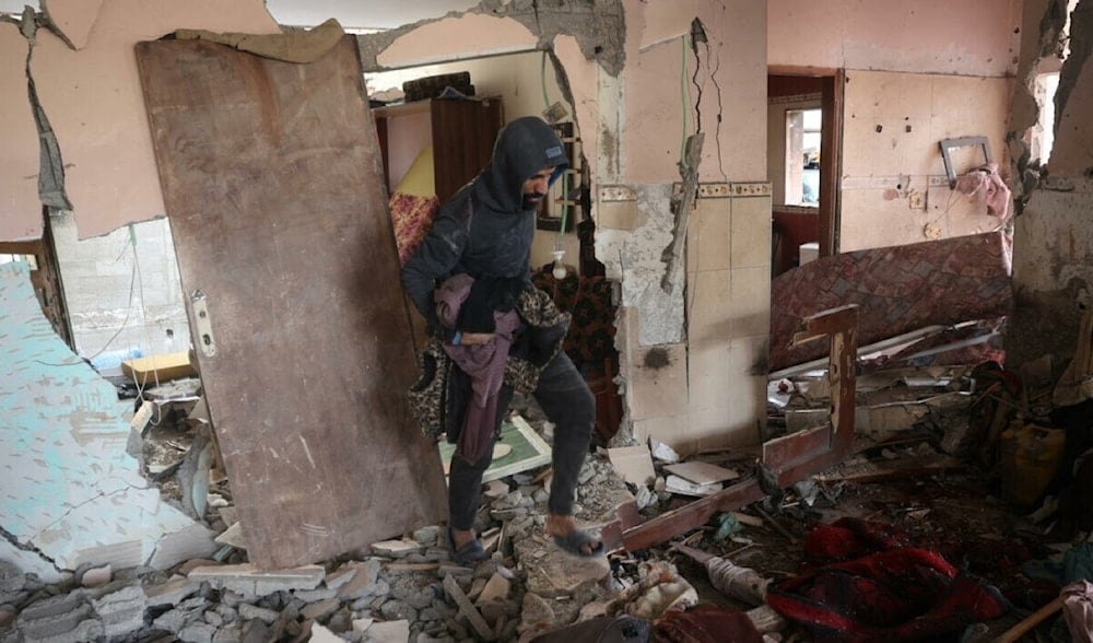 Un palestino camina entre la destrucción de su vivienda en el campo de Al Nuseirat. (Foto: AFP)