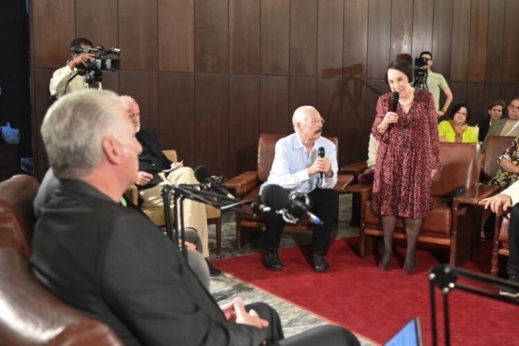 Presidente de Cuba dialoga con participantes de Festival de Cine. Foto: X. 