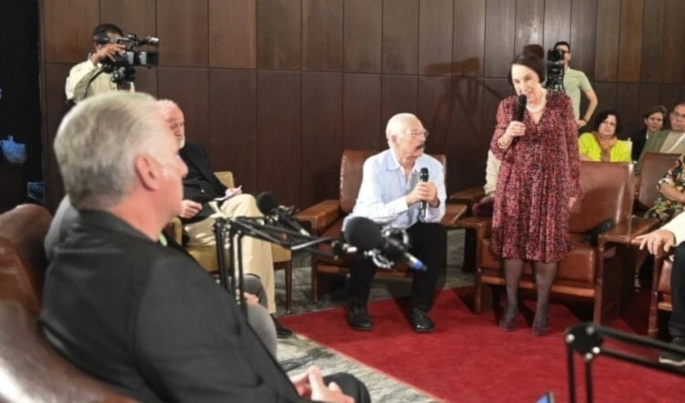 Presidente de Cuba dialoga con participantes de Festival de Cine. Foto: X.