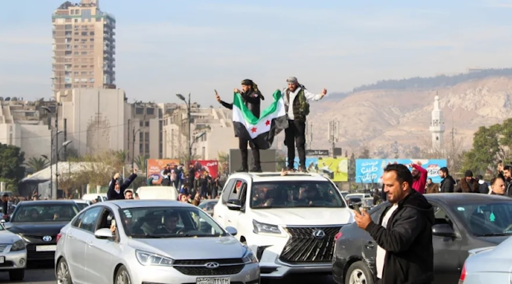 Euforia entre los grupos opositores en Damasco tras el derrocamiento del gobierno de Bassar Al Assad.  