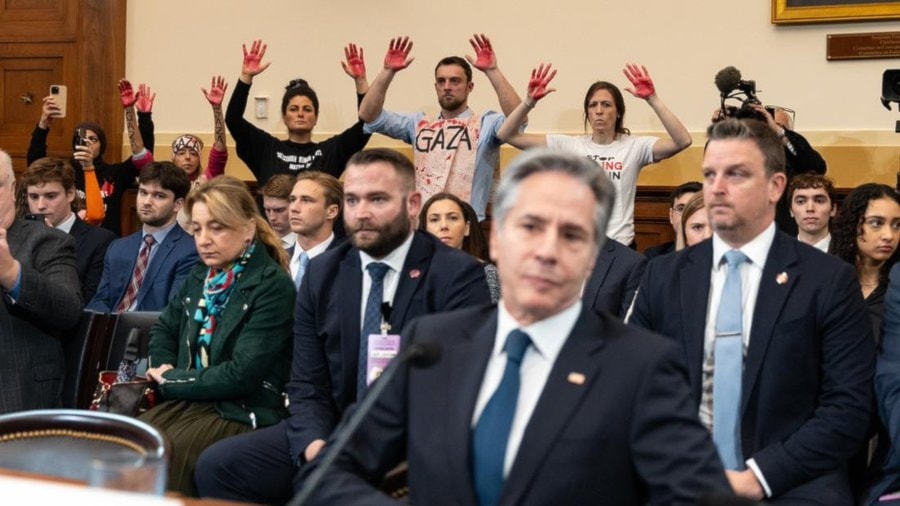  Manifestantes interrumpen discurso de Blinken en el Congreso