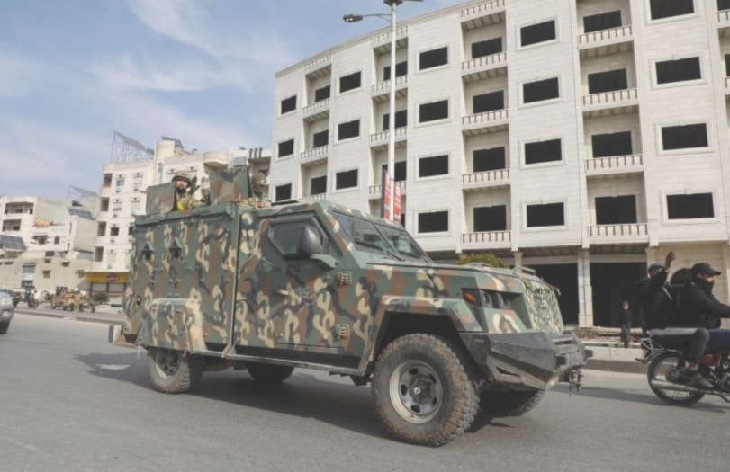 Vehículos militares israelíes pertenecientes al grupo armado Hay'at Tahrir al-Sham en las calles de Alepo, Siria.