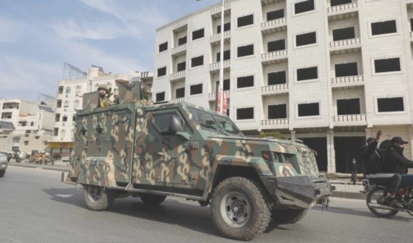 Vehículos militares israelíes pertenecientes al grupo armado Hay'at Tahrir al-Sham en las calles de Alepo, Siria.