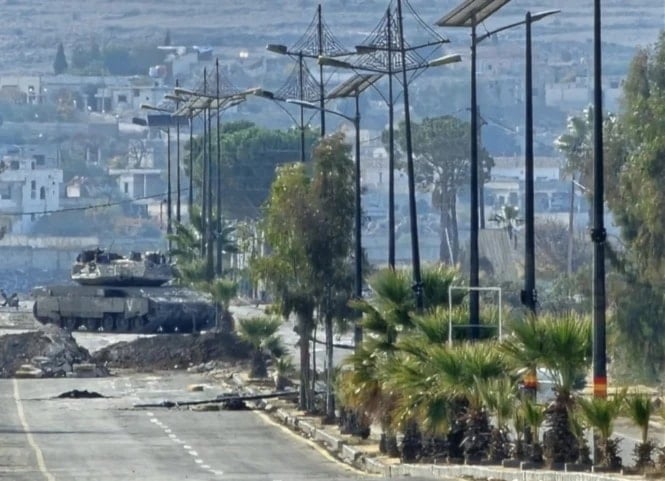 Un tanque israelí penetrando en la localidad siria de Quneitra.