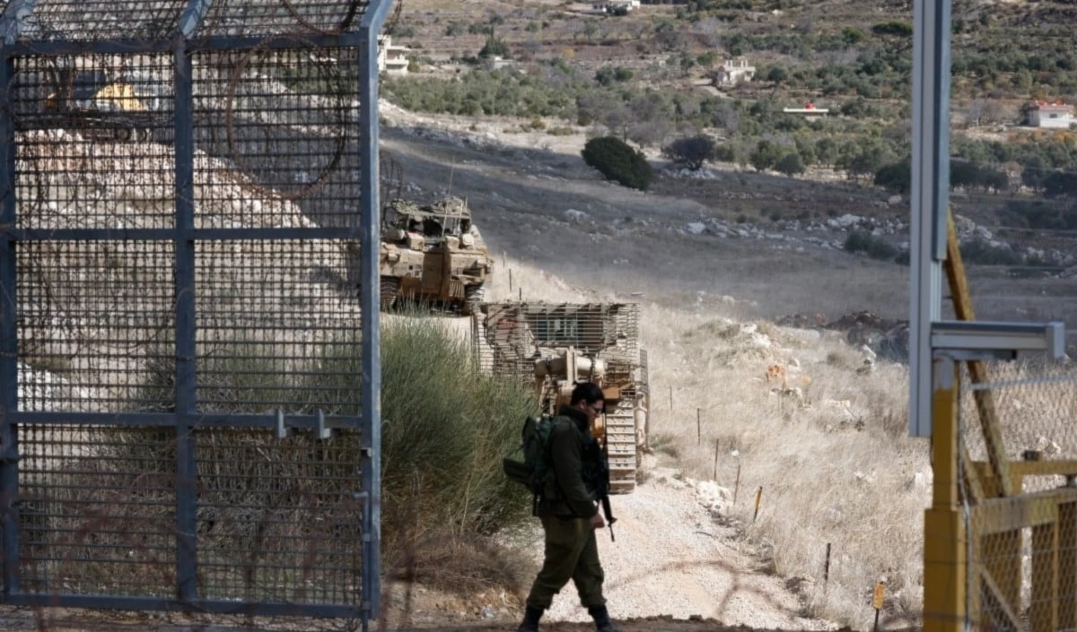 Ataques israelíes cruzan la valla de hierro hacia la zona de amortiguamiento protegida por Naciones Unidas. 13 de diciembre de 2024. (Foto: AFP)