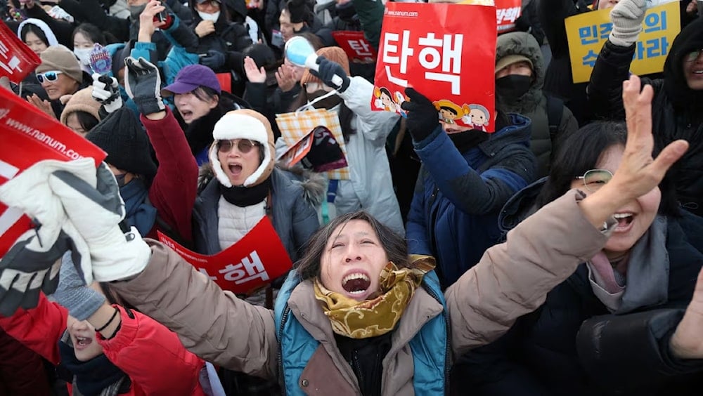 Manifestantes celebran este sábado en Seúl la aprobación de la moción del Parlamento para destituir al presidente Yoon Suk-yeol por declarar la ley marcial.