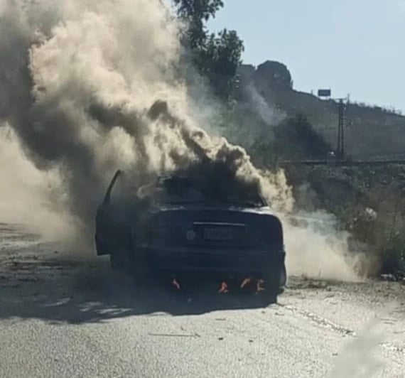 Imagen del auto impactado en Al Khardali, al sur libanés. 