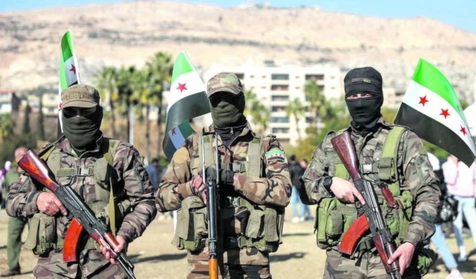 Combatientes del HTS observan una manifestación de estudiantes, cerca del campus de la Universidad de Damasco. (Foto: AFP)