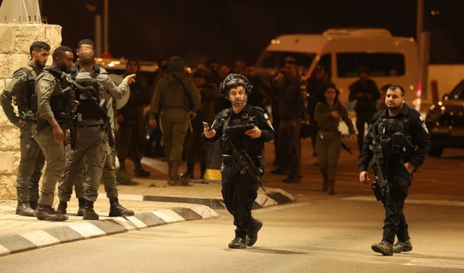 Fuerzas israelíes patrullan el lugar de un ataque a tiros cerca de un puesto de control en la Cisjordania ocupada, al sur de Jerusalén, el 12 de diciembre de 2024. Foto: AFP