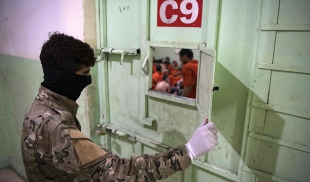 El interior de las prisiones donde están detenidos miembros de las Fuerzas Democráticas Sirias y sus familiares. El interior de las prisiones donde están detenidos miembros de las Fuerzas Democráticas Sirias y sus familiares.