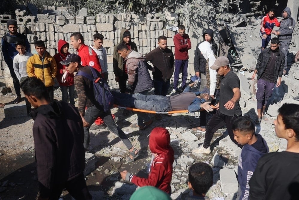 Palestinos evacúan a un herido tras un ataque israelí contra el campo de refugiados de Bureij, en el Centro de la Franja de Gaza. 2 de diciembre de 2024 (Foto: AFP) 