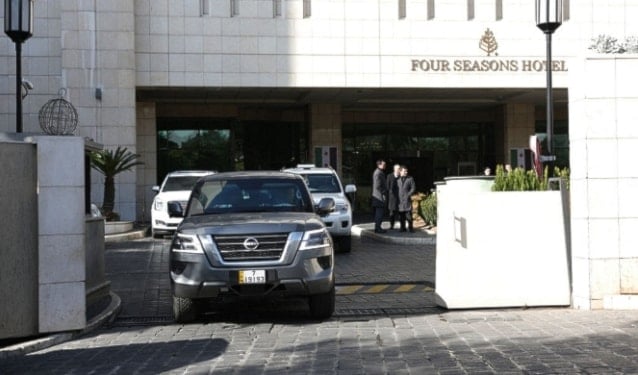 Una caravana de vehículos que enarbolaban la bandera estadounidense arribó al hotel. En el parabrisas de cada automóvil podía leerse en árabe e inglés: “Este es un convoy oficial del Estados Unidos de América”.