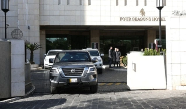 Una caravana de vehículos que enarbolaban la bandera estadounidense arribó al hotel. En el parabrisas de cada automóvil podía leerse en árabe e inglés: “Este es un convoy oficial del Estados Unidos de América”.