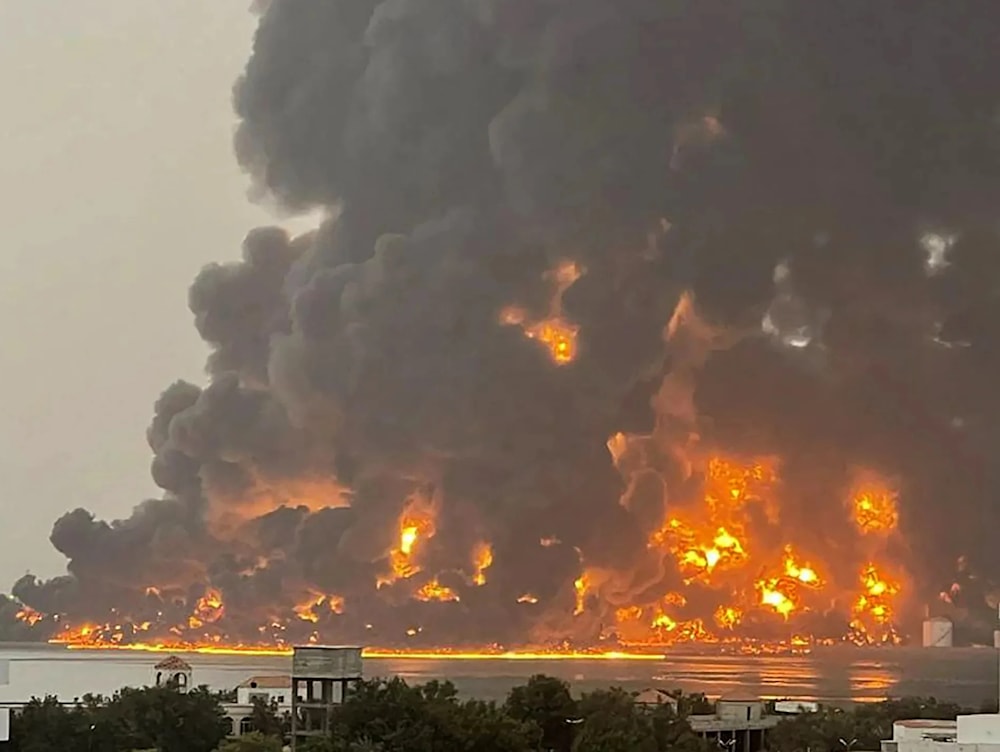 Uno de los ataques israelíes hizo blanco en la instalación petrolera de Ras Iss del puerto de Hodeiah.