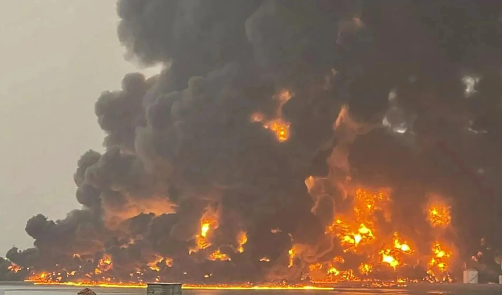Uno de los ataques israelíes hizo blanco en la instalación petrolera de Ras Iss del puerto de Hodeiah.
