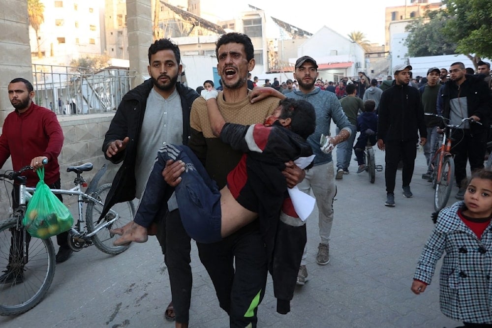 Transportan aun niño herido por los ataques israelíes contra una escuela en Gaza.