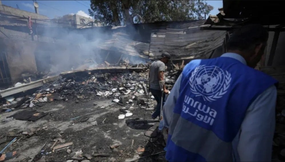 Destrucción causada por un ataque israelí a una escuela de la UNRWA en la localidad gazatí de Nuseirat.