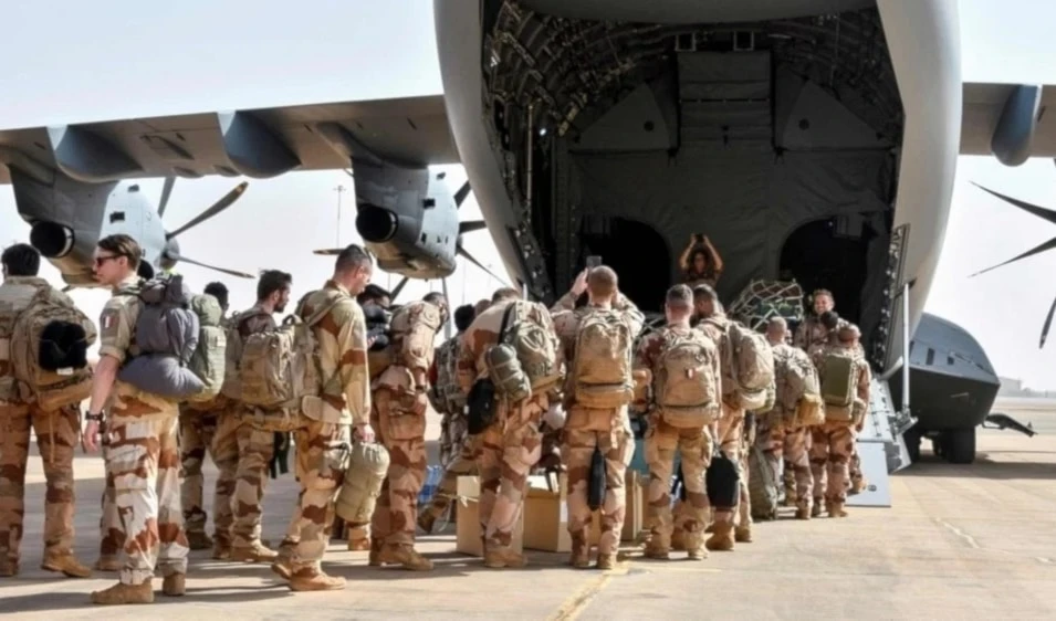 Francia comienza a retirar sus fuerzas de Chad