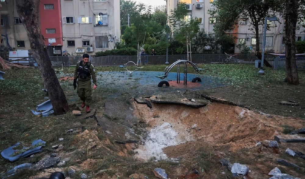 Los servicios de emergencia israelíes inspeccionan el lugar donde impactó el misil hipersónico Palestina 2 lanzado este sábado desde Yemen. (Foto: Reuters)