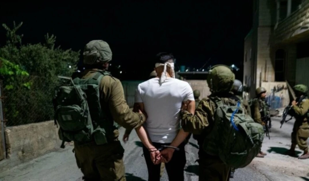El enemigo sionista lanzó una campaña de arrestos en Cisjordania y detuvo a 25 palestinos.