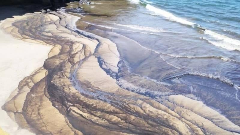 Perú en alerta por derrame de petróleo en playa del noroeste