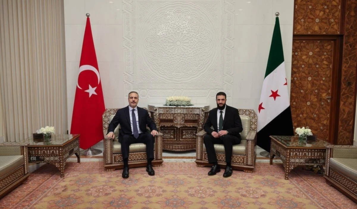 El jefe del Departamento de Operaciones Militares en Siria, Ahmed Al-Sharaa (Al-Golani), recibió al ministro de Asuntos Exteriores de Turquía, Hakan Fidan. El jefe del Departamento de Operaciones Militares en Siria, Ahmed Al-Sharaa (Al-Golani), recibió al ministro de Asuntos Exteriores de Turquía, Hakan Fidan.