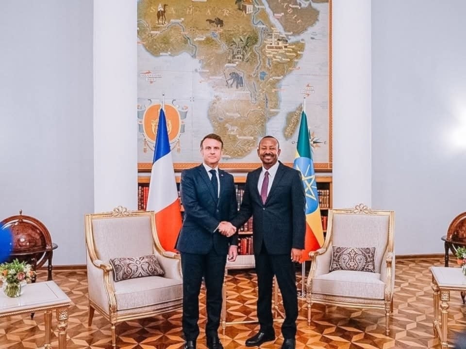 El primer ministro de Etiopía, Abiy Ahmed, recibe al presidente de Francia, Emmanuel Macron.