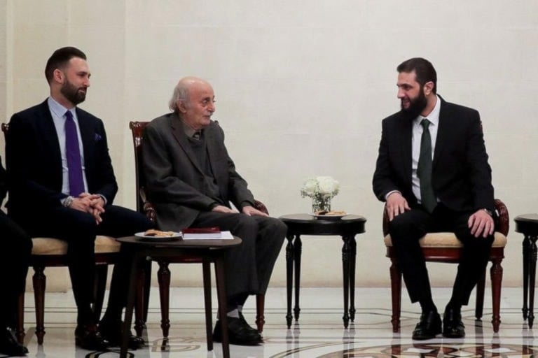 Al Golani recibe en Damasco al líder druso de Líbano Walid Jumblatt.