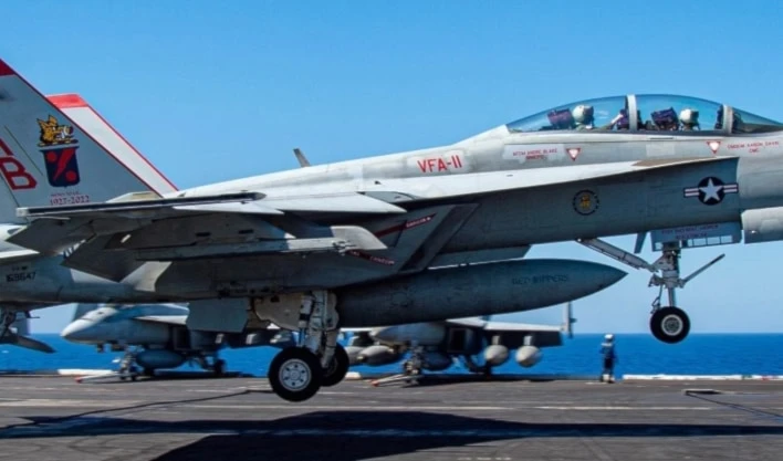 Caza de combate F-18 estadounidense. Caza de combate F-18 estadounidense.