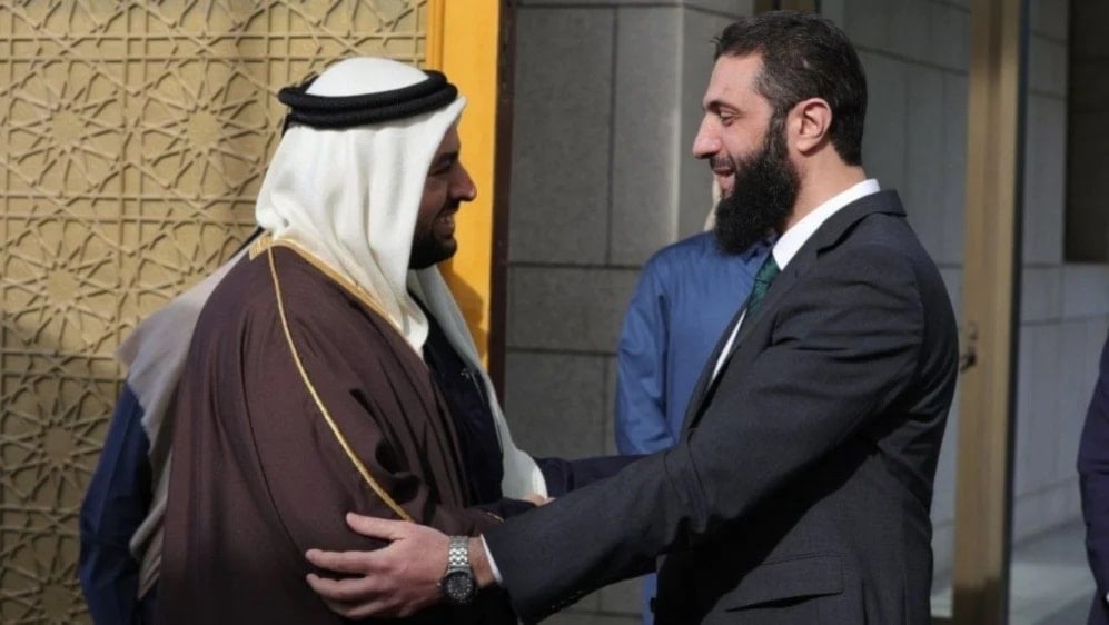 El comandante del Departamento de Operaciones Militares en Siria, Ahmed Al-Sharaa (Al-Golani), recibe al el ministro de Estado de Asuntos Exteriores de Qatar, Mohammad Al-Khulaifi.