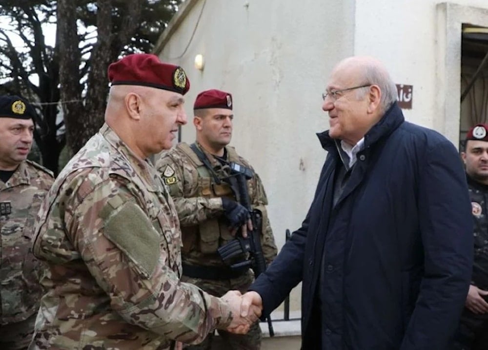 El primer ministro interino del Líbano, Najib Mikati, inspecciona los centros del ejército libanés desplegados en el sur del país.