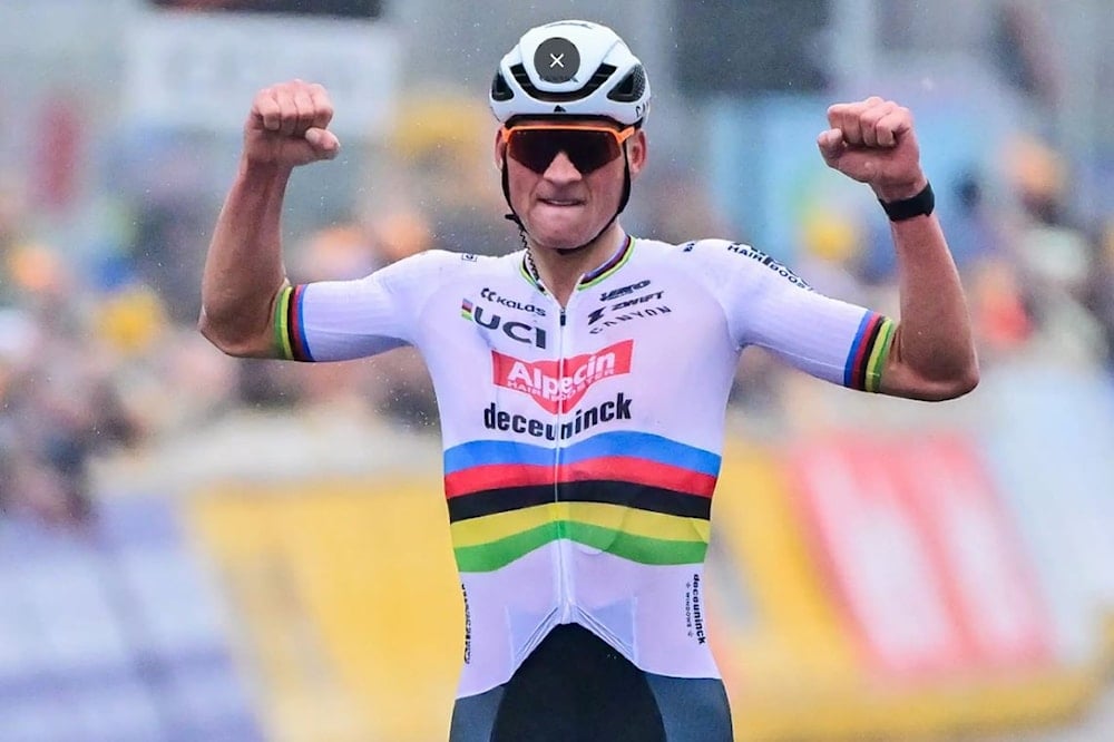 Ciclista neerlandés Van der Poel tras la rueda de Pogacar.