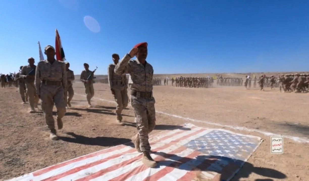Ceremonia militar de graduación de soldados y oficiales yemenitas.