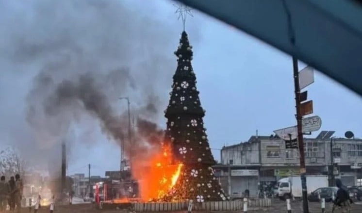 Un vídeo en redes sociales mostró la quema del árbol de Navidad en la ciudad de Suqaylabiya, en la gobernación de Hama, de mayoría cristiana ortodoxa.