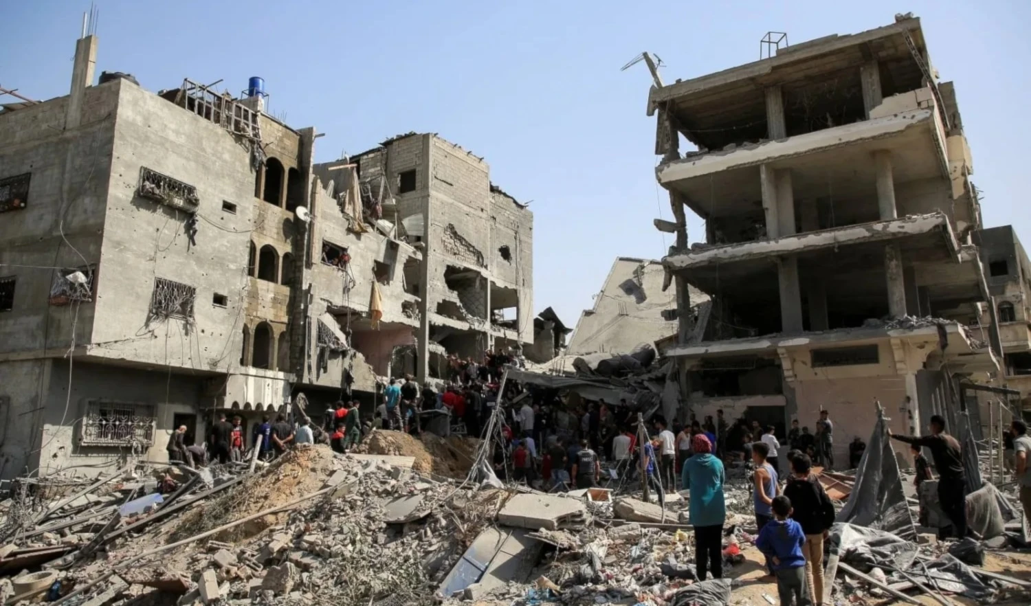 Miles de cadáveres siguen bajo los escombros y en las carreteras, y los equipos de ambulancias y de defensa civil no pueden llegar hasta ellos.