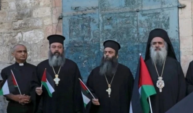 El obispo Atallah Hanna, primero a la derecha, y el clero participan en Beit Jala, Cisjordania ocupada, expresa su apoyo a Gaza.